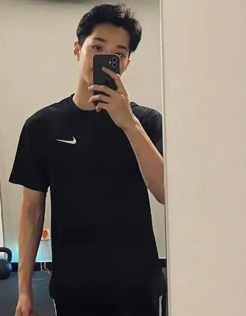 年下小奶狗赖冠霖时尚戏曝光01年鲜美簿肌帅弟弟太上头了