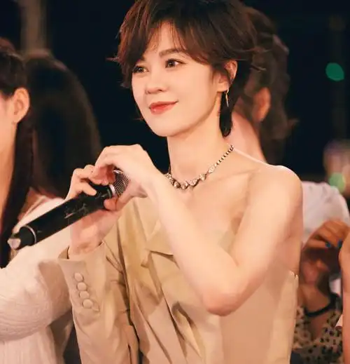 谁说短发造型的女人不美?郁可唯穿卡其色连衣裙配短发,精致可人