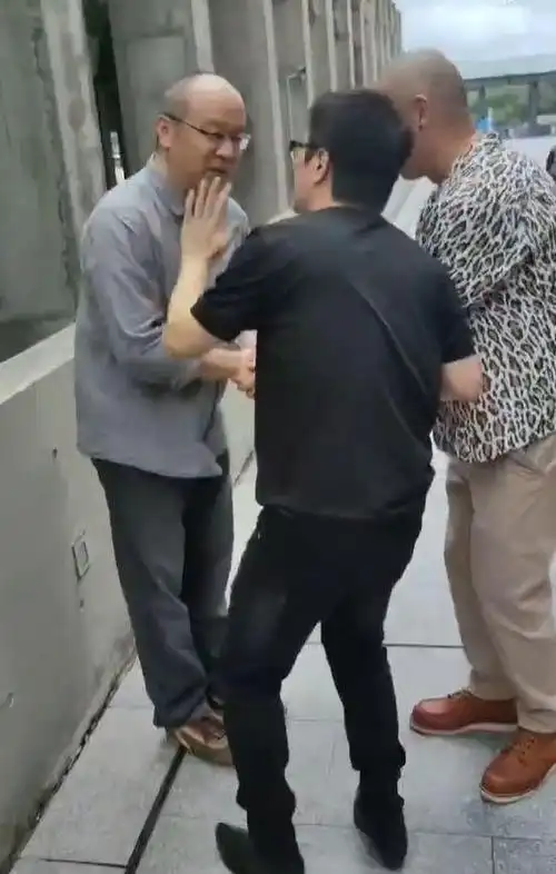 王菲前夫窦唯现身上海美术馆!