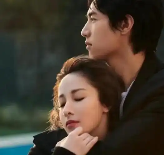 萧亚轩和黄皓的恋情,一开始就备受关注.