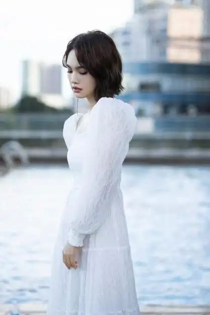 杨丞琳穿白色纱裙清新优雅 侧颜优越状态满分