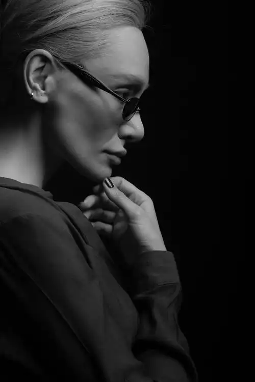 摸下巴戴眼镜的知性女性黑白照片-欧莱凯设计网(2008php.com)