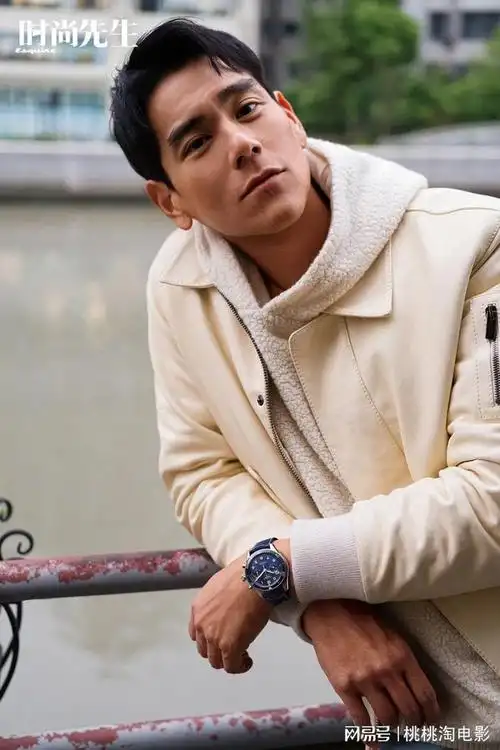 彭于晏登上时尚先生杂志封面化身冬日街头格调绅士