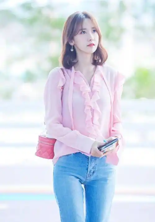 林允儿私服穿搭可盐可甜,x形腿的穿搭技巧,春季这样穿准没错!