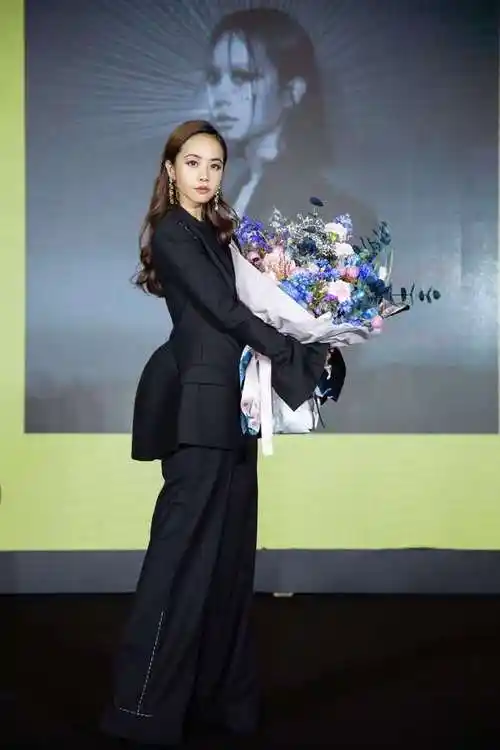 蔡依林黑色西装太帅气,显得腿长两米,不过里面透视装怎么回事?