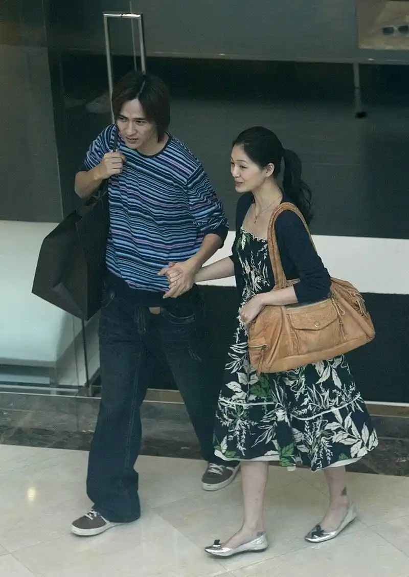 今天娱乐圈逃过一劫的3个人:  蓝正龙:感谢你当年的分手之恩,没有今日