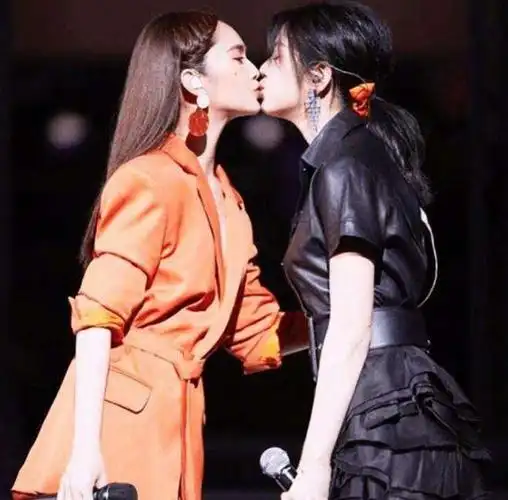 娱乐圈亲如姐妹的四对铁闺蜜王菲赵薇不算啥最后一对你想也想不到