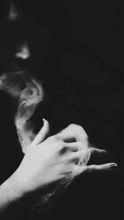 微信个性皮肤简约黑白伤感女生 伤感的微信皮肤黑白吸烟系列-个性皮肤