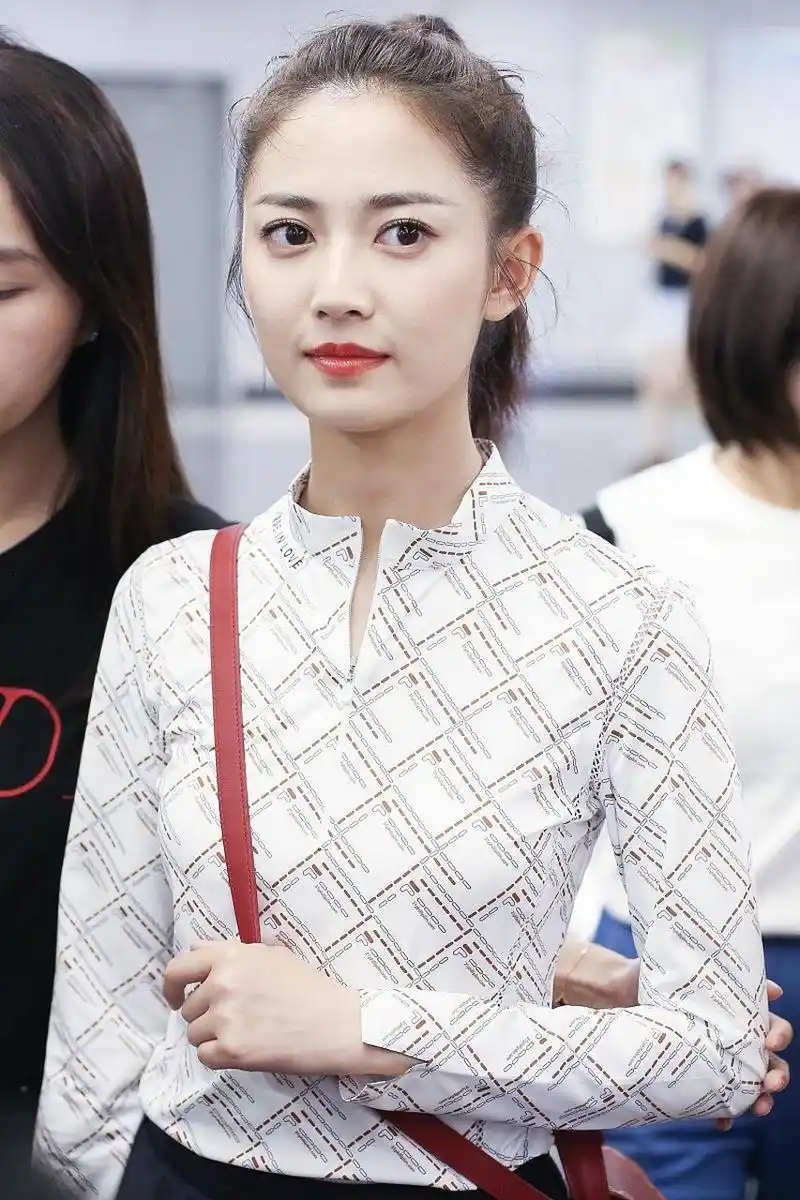 陈钰琪和王鹤棣就是纯纯同事关系,陈钰琪虽然想跟王鹤棣炒cp,但是根本