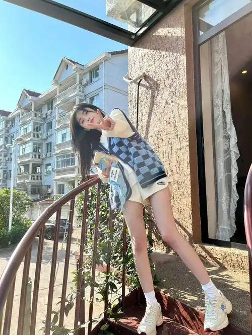鞠婧祎晒秋高气爽plog毛线马甲搭配短裤清新甜美