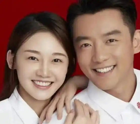 郑恺与苗苗庆祝结婚纪念日,互送礼物接地气,一家四口露营好温馨