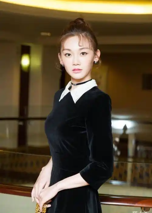 原创郑恺老婆苗苗又美出圈了穿丝绒小黑裙现赫本式优雅太惊艳
