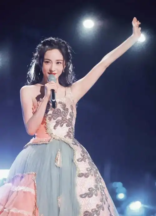 湖南卫视真是收视霸主,囊括了王源,王一博,龚俊等流量小生,以及杨幂