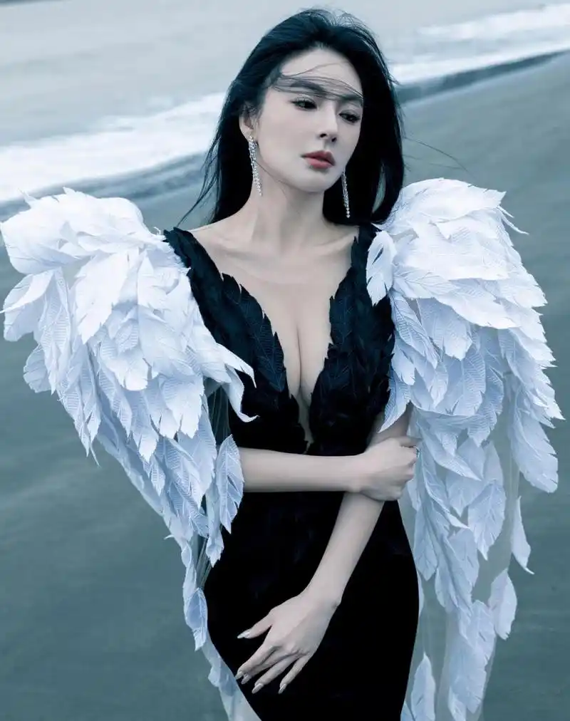 张雨绮,黑白羽毛深v裙,迷人,罕见高清照片,真是爱了爱了,这样的女神谁