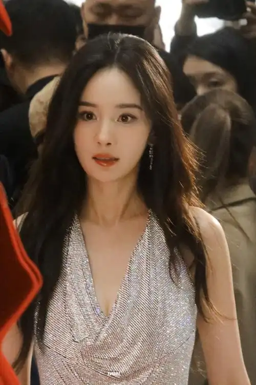 杨幂露背高定裙##关雪抽烟