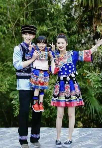 李沁一亮相,邓伦立马显得惊喜又娇羞起来;中途因为李沁背的竹筐太沉