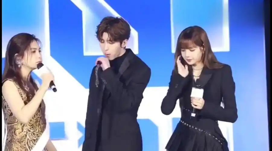 青春有你2,蔡徐坤与lisa同框,饺子塞满嘴,都被饿坏了?