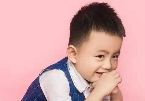 5岁男童做的前梳短发寸头发型设计,将耳朵上边的渐变式效果做的自然