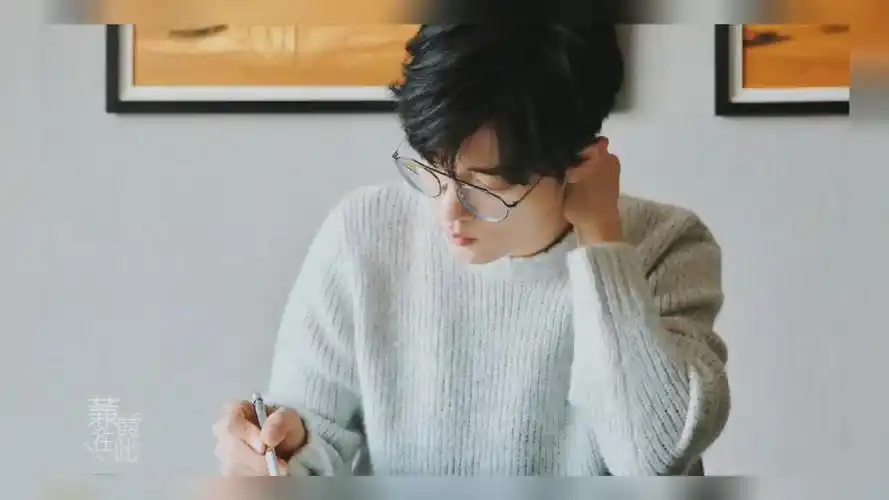 肖战眼镜杀,看看大帅哥戴眼镜后依旧的盛世美颜