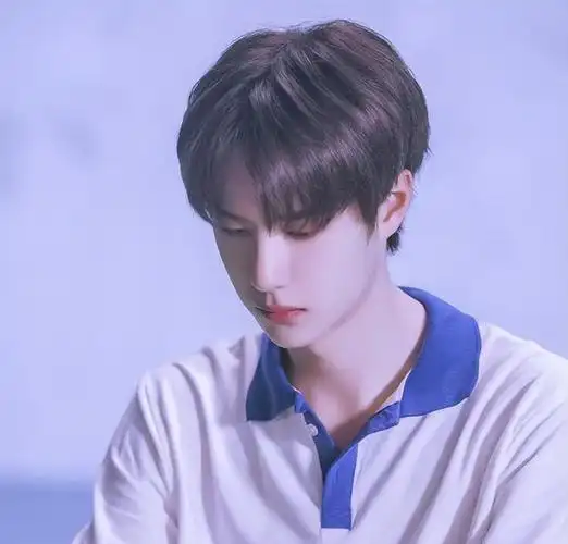 当肖战,龚俊,宋亚轩等一众男星穿上校服,你最想和谁做同桌?