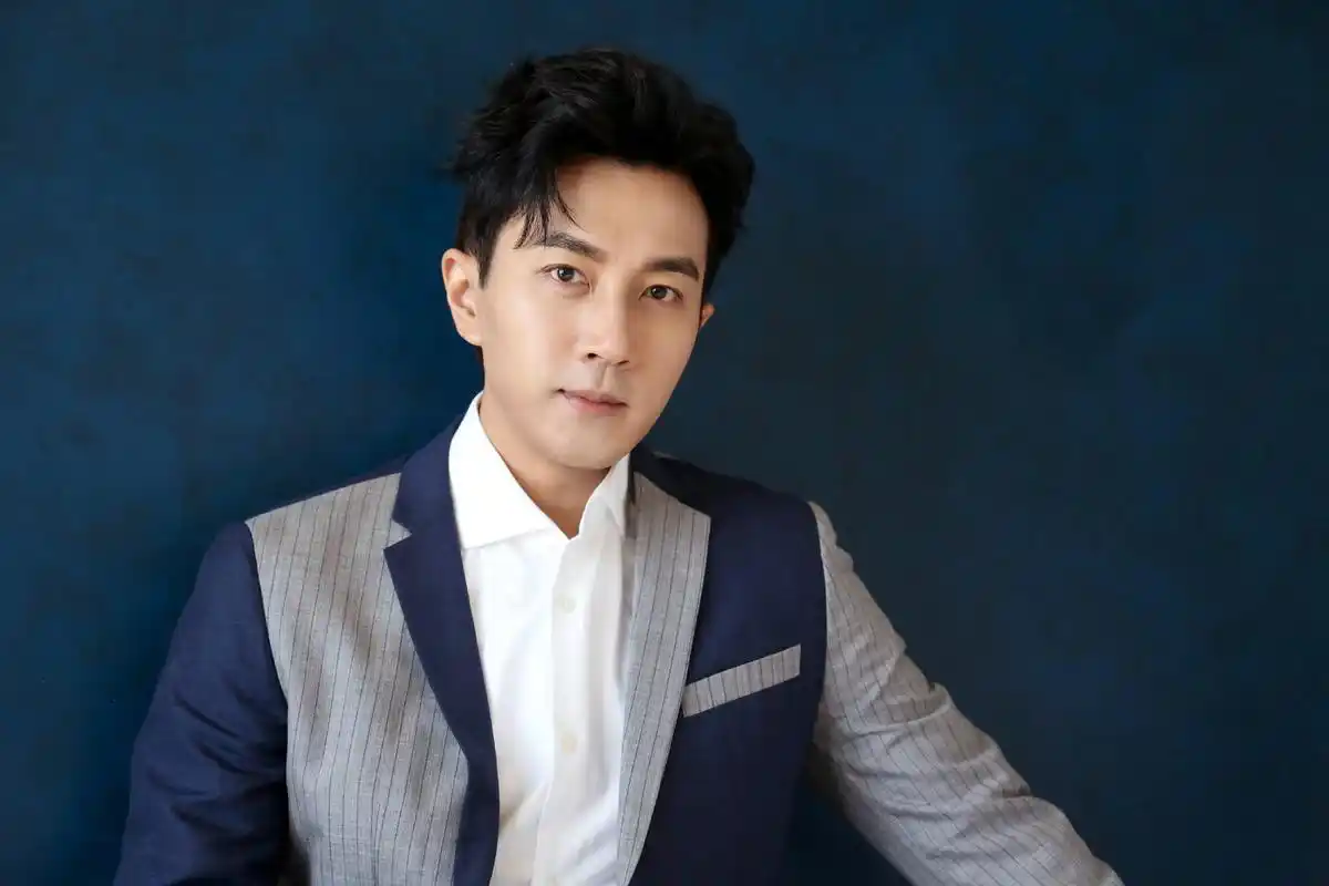 离婚后的刘恺威穿西装参加节目,帅气依旧