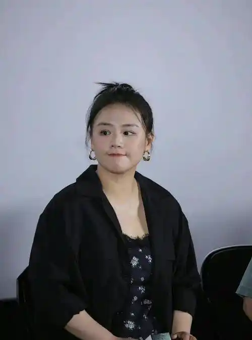 马思纯《断桥》首映会生图发福引热议,笑容甜美获祝福_开心_角色_事业