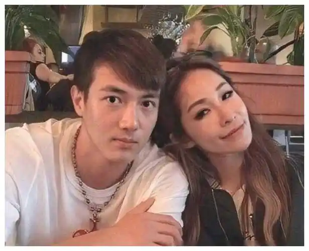 萧亚轩16岁男友曝即将当爸黄皓首晒宝宝脚丫照惊喜连连