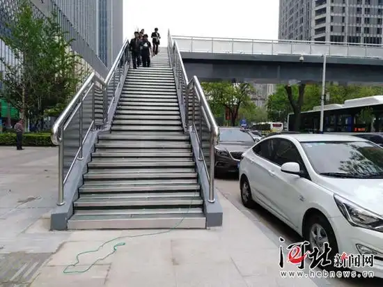 万达天桥,路北实小天桥完工投用