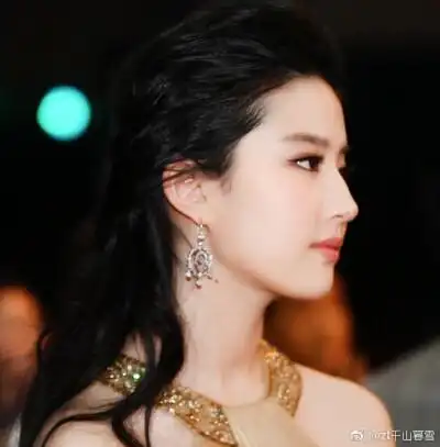 刘亦菲 2010年4月28日,上海,时尚芭莎慈善晚宴,刘亦菲一袭金色修身