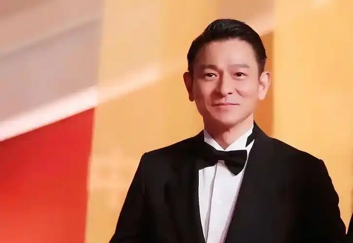 刘德华的魅力,不仅在他的影视作品中得到了体现,更在他的生活中得到了