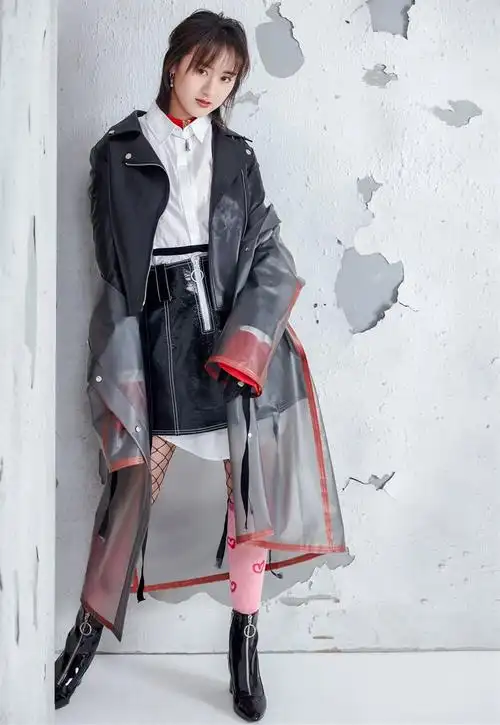 袁冰妍白t配短裙现身,暴露一双纤细美腿,网友:少女感满分!