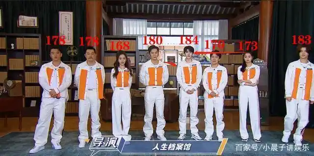 当1米84的蔡徐坤与1米73的关晓彤站一起,谁谎报了身高,一目了然