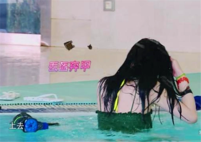 周洁琼泳池边摆pose,被胡先煦喷湿全身,配文:清醒点吧