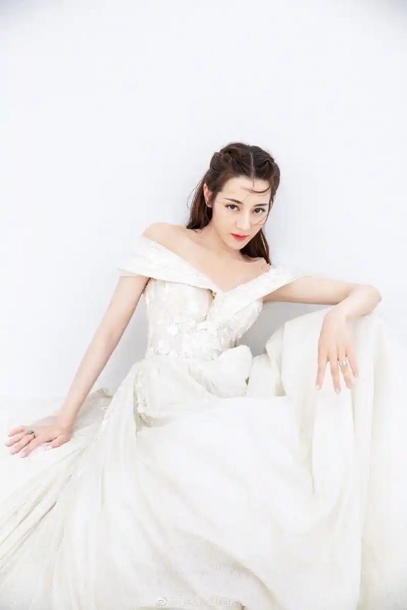 迪丽热巴新闻191016迪丽热巴更博分享婚纱照称这场旅行因为婚纱而与众