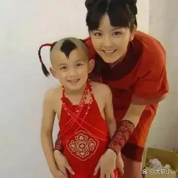 童年吴磊萌态可掬简直像是西游记里的红孩儿.