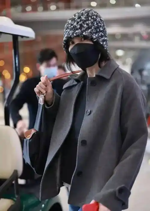 54岁王菲和43岁谢霆锋同框暴露真实身高,王菲打扮洋气不输年轻人