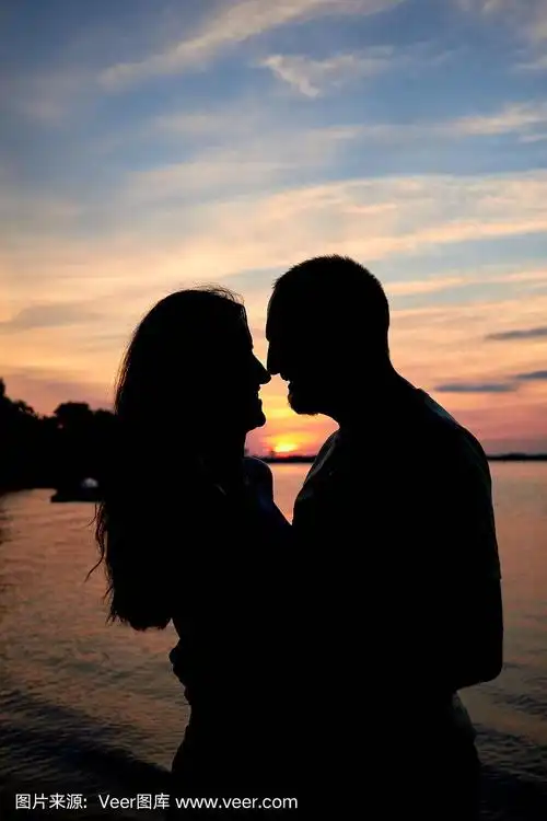 恋人男女拥在一起.夫妇在爱.爱的关系.一对夫妇在夕阳的背景下.