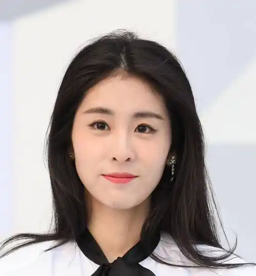 张碧晨默默生女,录综艺直接素颜出镜,肌肤状态完全不像生过孩子_眼睛_