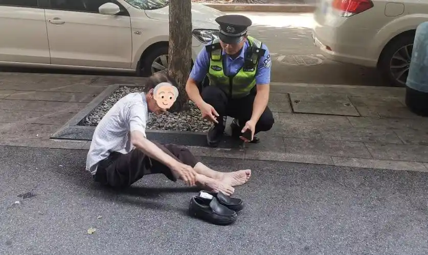 啥操作?大白天,老人赤脚躺在道路边,鞋子袜子摆得整整齐齐