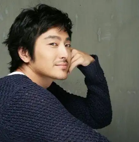 50岁韩星柳泰俊宣布婚讯与素人妻子隐婚五年承诺将会补办婚礼