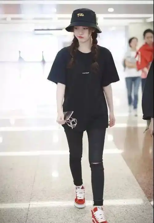 不同"叫鞠婧祎,别人穿破洞裤开一大口,她却只看到一条缝_身高_身材_cm