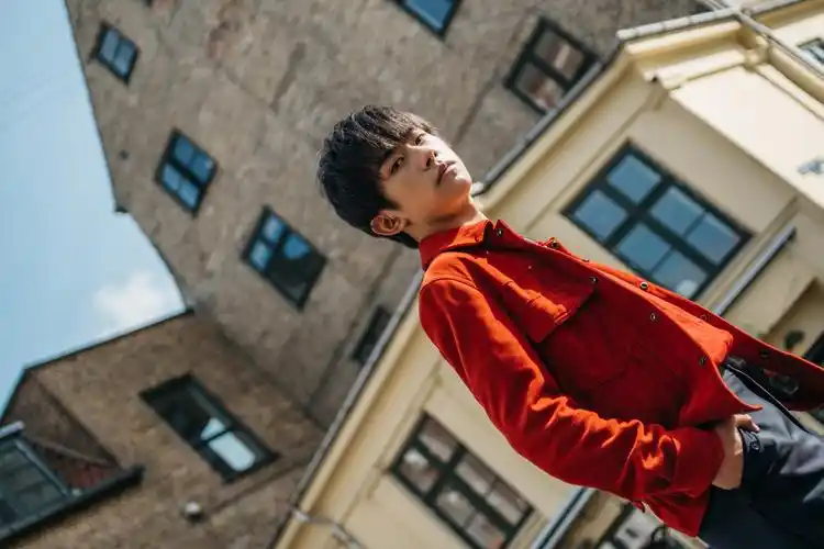 丹麦街拍大片# 无水印 易烊千玺