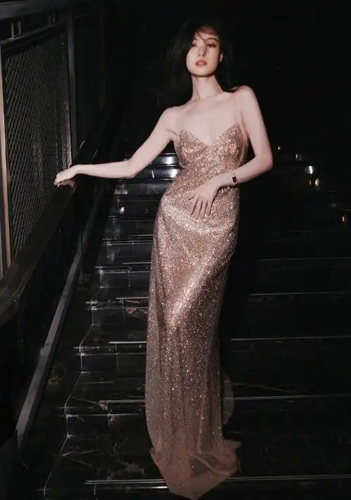 倪妮的性感实在高级,穿吊带镂空裙只遮三角区,布料太贴身