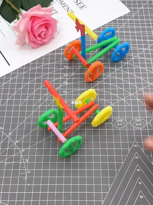 吸管简单拼搭做一个有趣漂亮的滑板车