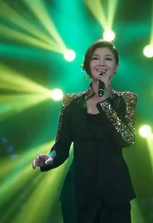 歌手降央卓玛:因丈夫高颜值疯狂倒追,婚后生3胎,如今幸福美满