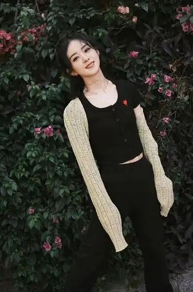 赵丽颖越来越美了调色盘穿搭演绎春日氛围感时髦又减龄