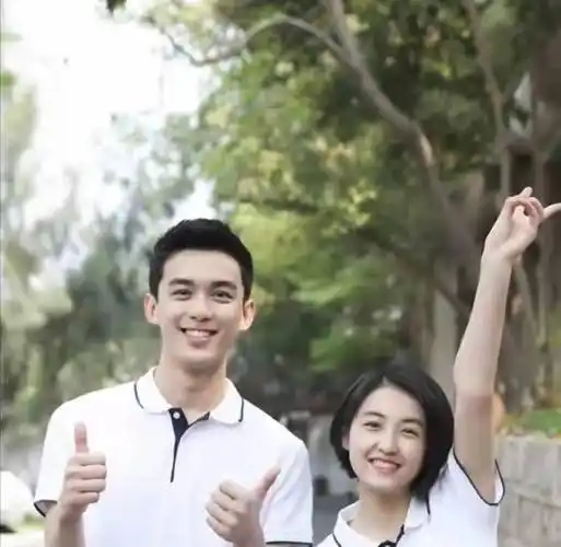 吴磊张子枫毕业照花絮公开,两人站在一起就cp感爆棚,初恋的感觉来了