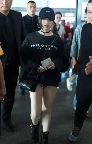 邓紫棋腿太粗吧?热裤被硬生生撑成内裤,网友:不忍直视