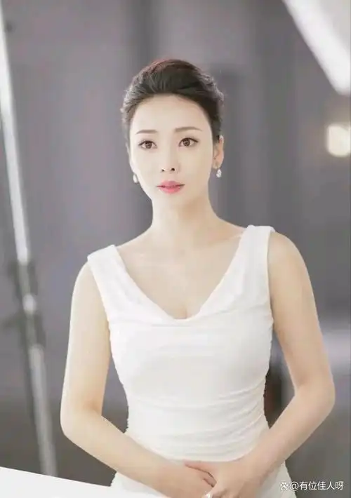 刘亦菲是备受赞誉的中国女演员,以她卓越的演技和清纯的形象受到广大