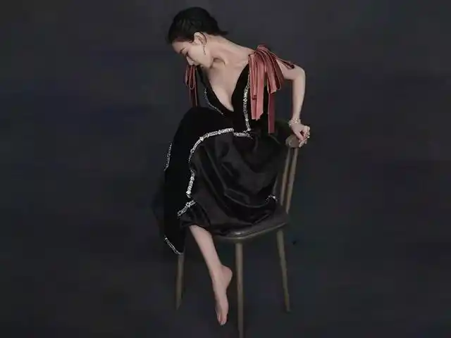 倪妮坐在椅子上拍写真穿低领长裙秀曲线美坐姿豪放惹争议